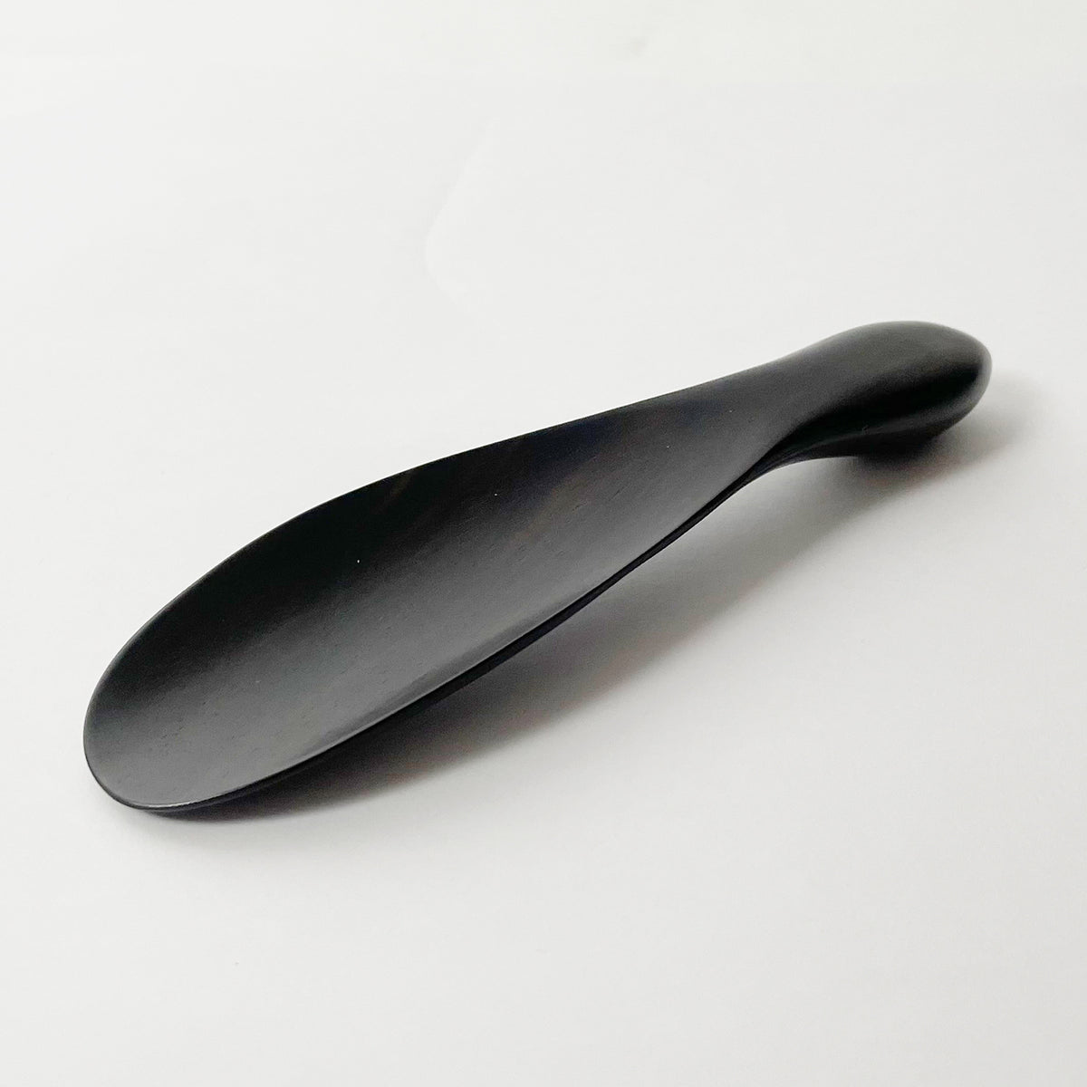 山形県産超高級希少銘木漆黒黒柿 靴べらアート工芸品アクセサリーインテリア Amazon | 和の宝物漆黒黒柿高級天然銘木アート工芸茶さじ