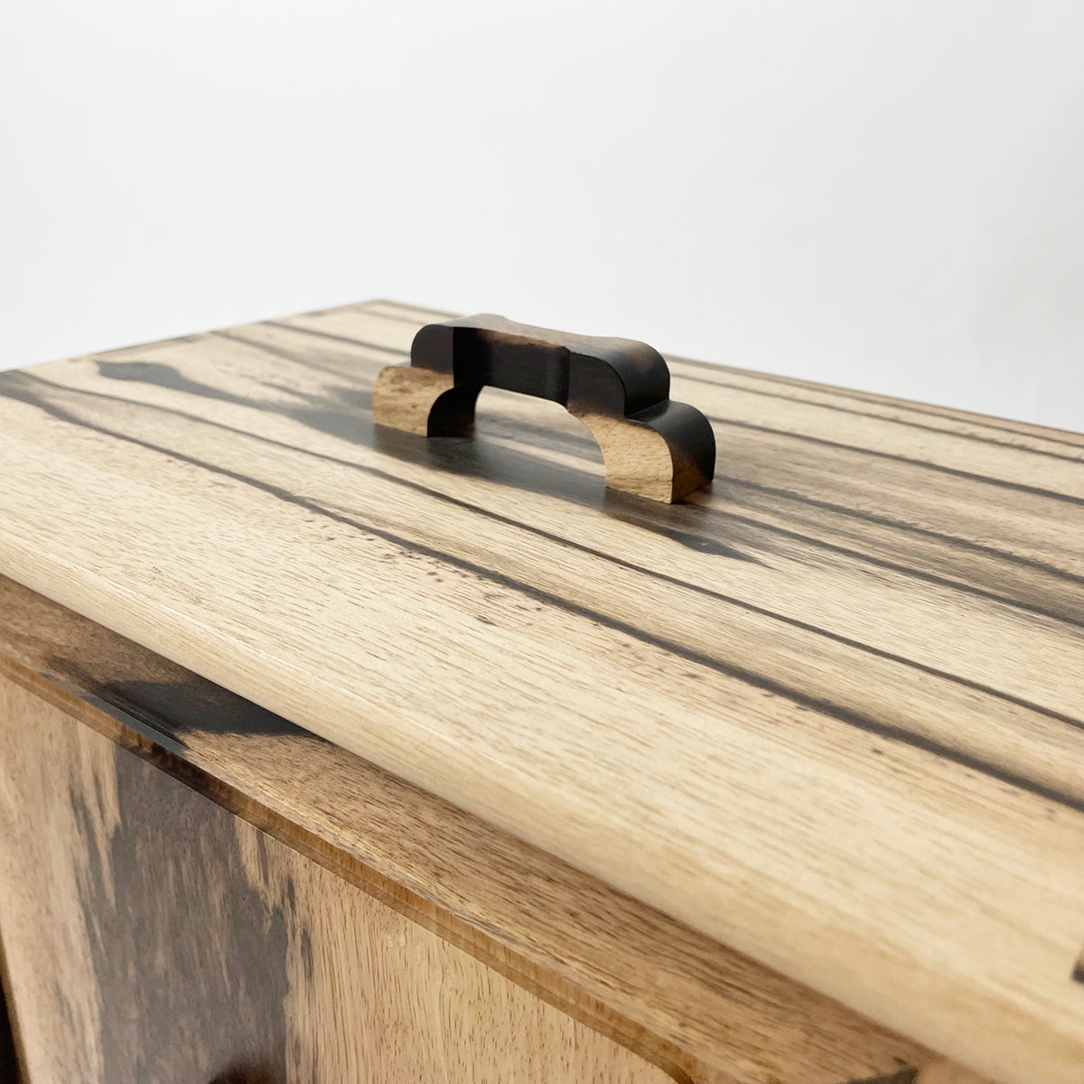 F1329 木製 茶道具箱 ( 黒柿 瓢摘み ) 茶箱 色紙箱 器局 茶道具 F1329 木製 茶道具箱 ( 黒柿 瓢摘み ) 茶箱 色紙箱 器局 茶道具