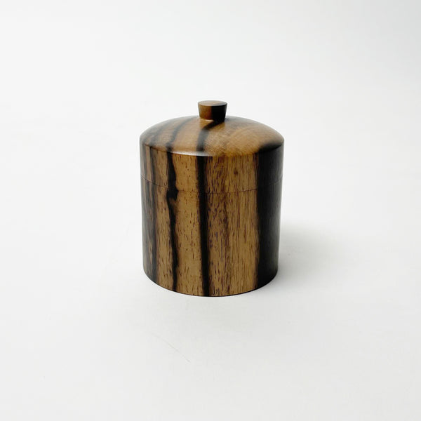 小物入れ 栃(トチ) フタに黒柿 幅14.2cm 高18.9cm 円筒形 超銘木 黒柿】小物入れ 丸つまみ蓋物 – おかや木芸